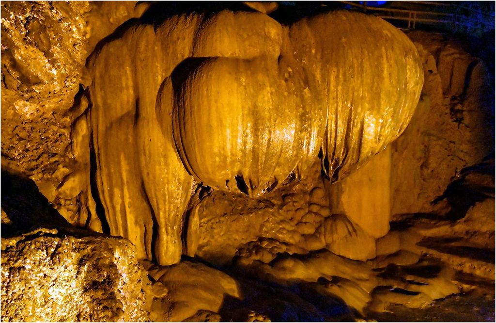 The Lotus Flower Upside Down In Ngườm Ngao Cave. - 4