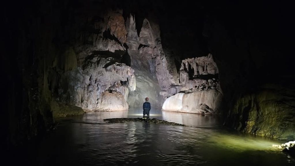 Discovery of a new cave in Phong Nha-Kẻ Bàng. - 1