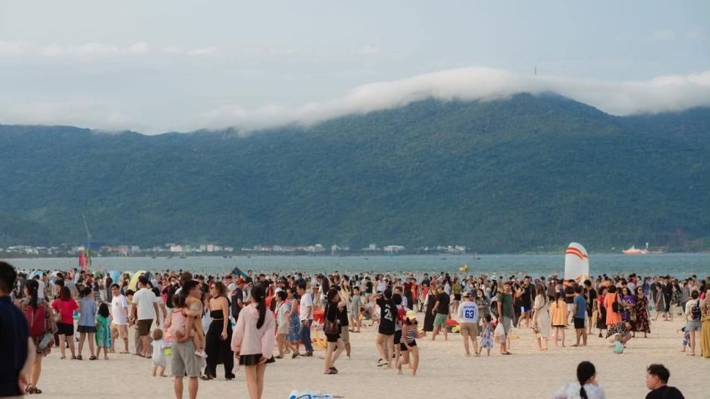 Half of Vietnam's population is in Da Nang. - ảnh 1