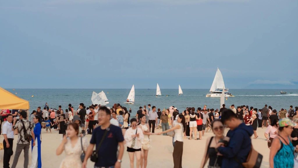 Half of Vietnam's population is in Da Nang. - ảnh 4