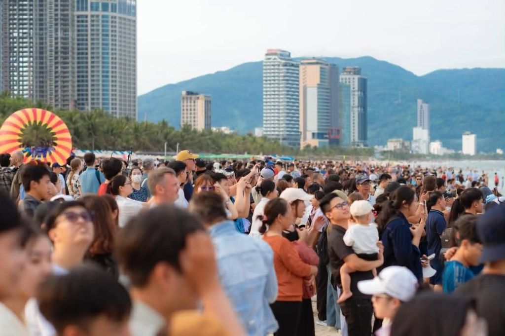 Half of Vietnam's population is in Da Nang. - ảnh 5