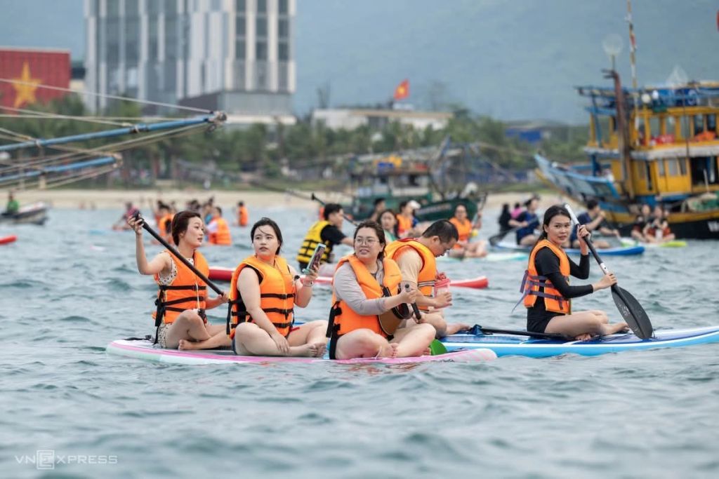 🏄‍♀️ Da Nang: A sea of people paddle boarding at sunrise 😍 - 1