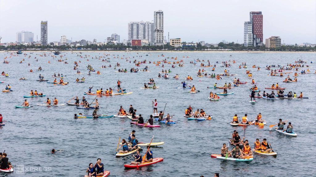 🏄‍♀️ Da Nang: A sea of people paddle boarding at sunrise 😍 - 2