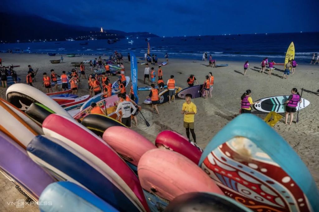 🏄‍♀️ Da Nang: A sea of people paddle boarding at sunrise 😍 - 3