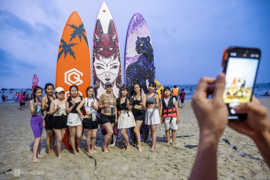 🏄‍♀️ Da Nang: A sea of people paddle boarding at sunrise 😍 - 4