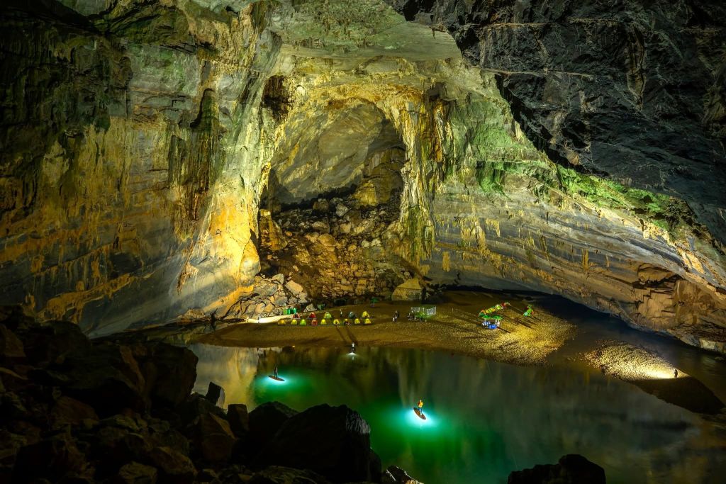 If Hang Sơn Đoòng Is Too Difficult To Access, Let's Move Our Group To The Third Largest Natural Cave In The World, Called Hang Én. 😮 - 2