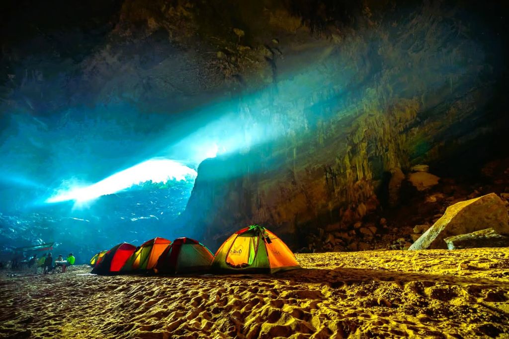 If Hang Sơn Đoòng Is Too Difficult To Access, Let's Move Our Group To The Third Largest Natural Cave In The World, Called Hang Én. 😮 - 3