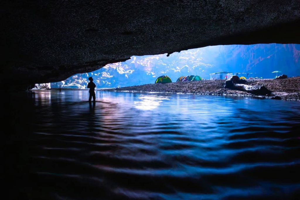 If Hang Sơn Đoòng Is Too Difficult To Access, Let's Move Our Group To The Third Largest Natural Cave In The World, Called Hang Én. 😮 - 4