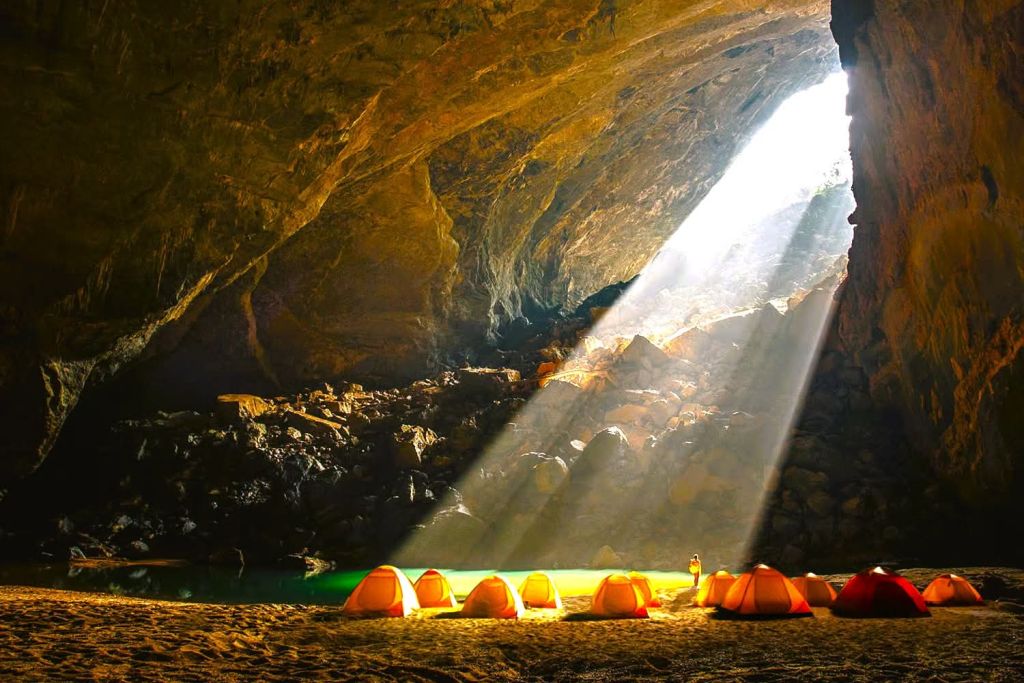 If Hang Sơn Đoòng Is Too Difficult To Access, Let's Move Our Group To The Third Largest Natural Cave In The World, Called Hang Én. 😮 - ảnh 5