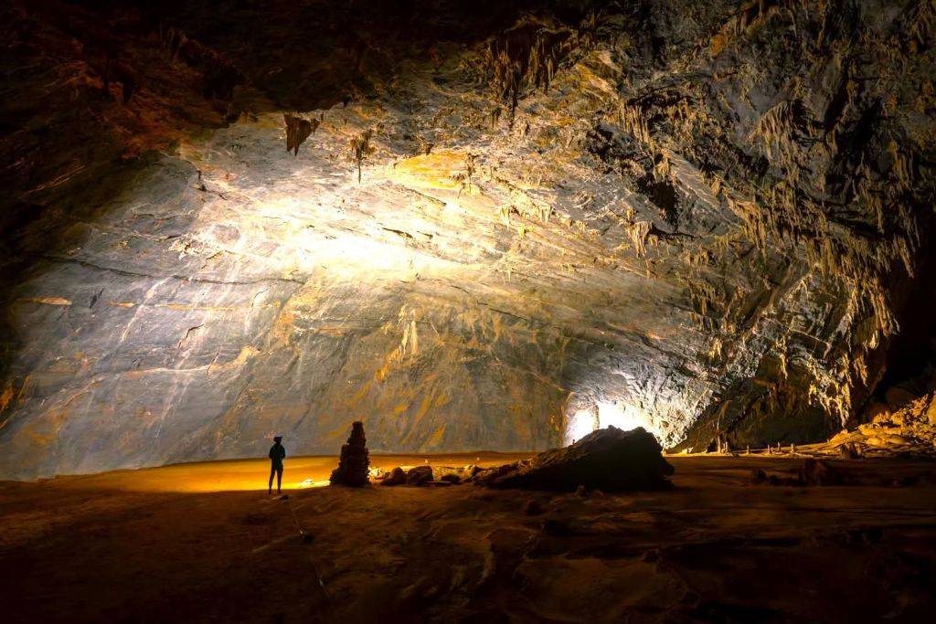 If Hang Sơn Đoòng Is Too Difficult To Access, Let's Move Our Group To The Third Largest Natural Cave In The World, Called Hang Én. 😮 - ảnh 6