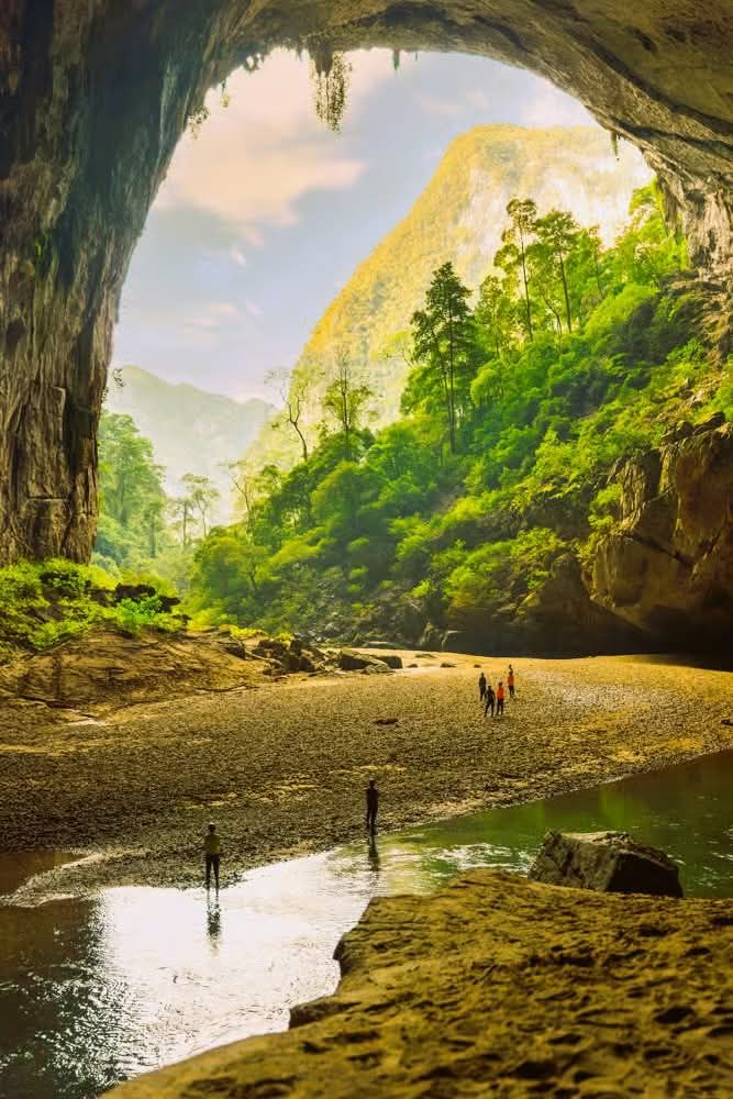 If Hang Sơn Đoòng Is Too Difficult To Access, Let's Move Our Group To The Third Largest Natural Cave In The World, Called Hang Én. 😮 - ảnh 7