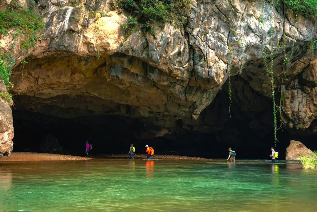 If Hang Sơn Đoòng Is Too Difficult To Access, Let's Move Our Group To The Third Largest Natural Cave In The World, Called Hang Én. 😮 - ảnh 8