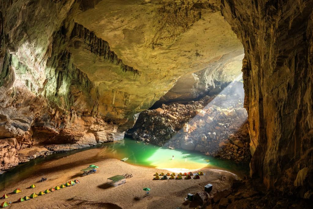 If Hang Sơn Đoòng Is Too Difficult To Access, Let's Move Our Group To The Third Largest Natural Cave In The World, Called Hang Én. 😮 - ảnh 9