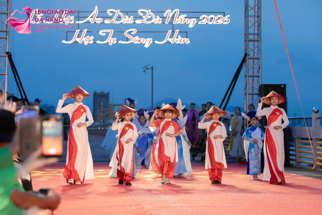 "The Essence of Vietnamese Ao Dai – The Silk Colors of the Han River" concludes. - 3