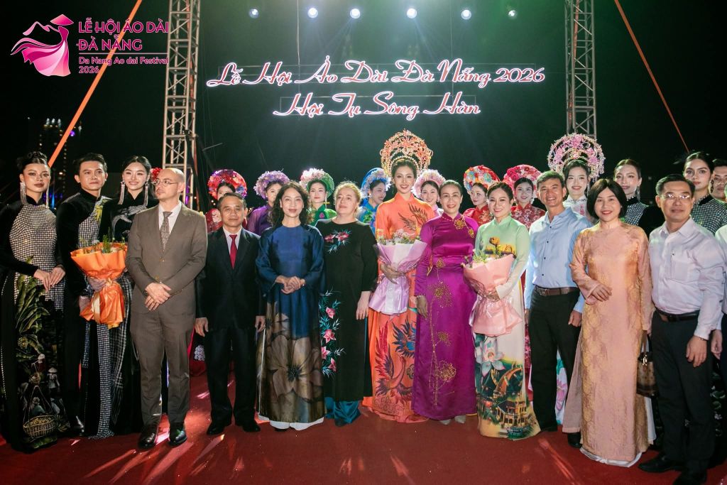 "The Essence of Vietnamese Ao Dai – The Silk Colors of the Han River" concludes. - 4