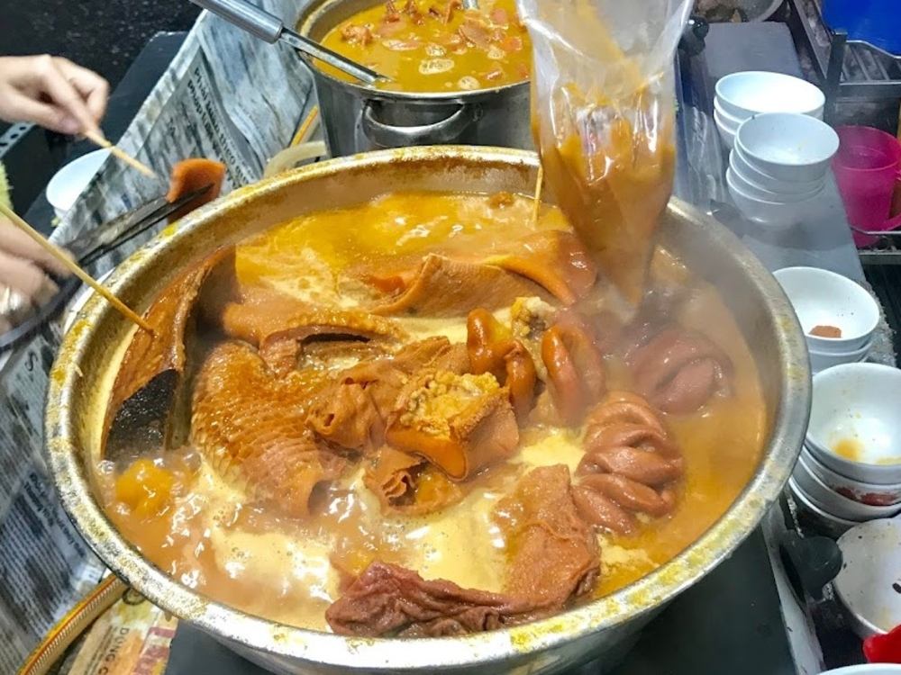 Dì Nủi's beef phá lấu – 40 years in the alley of Xóm Chiếu, with the rich coconut broth of District 4. - ảnh 8