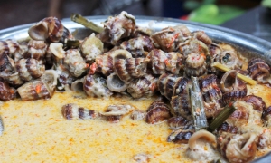 Oc Oanh Vinh Khanh – a snail restaurant that has been the pioneer of the "snail street" in District 4 for 20 years. - ảnh 7