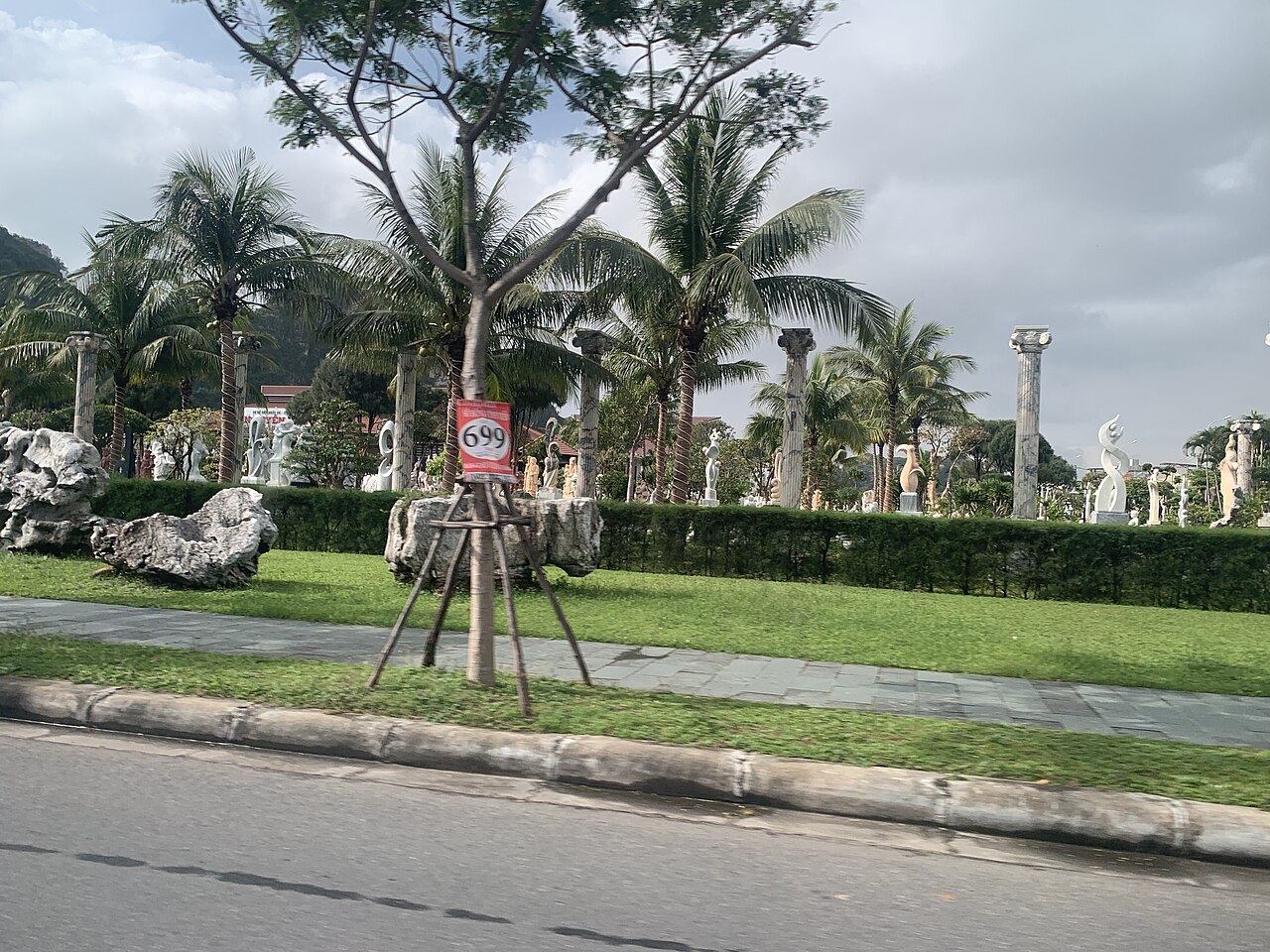 Non Nuoc Stone Carving Village – where cold stone becomes vibrant art. - 1