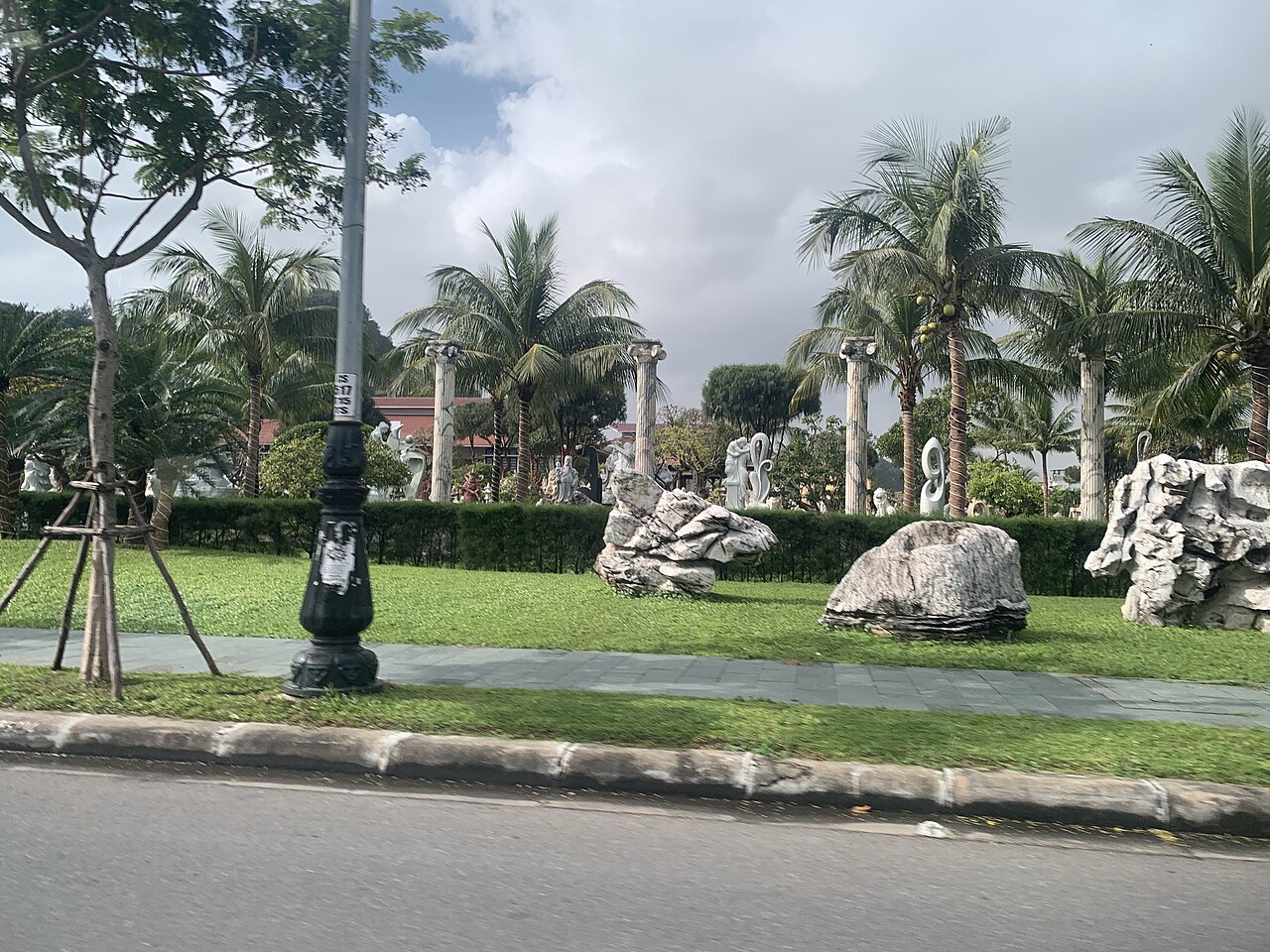 Non Nuoc Stone Carving Village – where cold stone becomes vibrant art. - ảnh 5