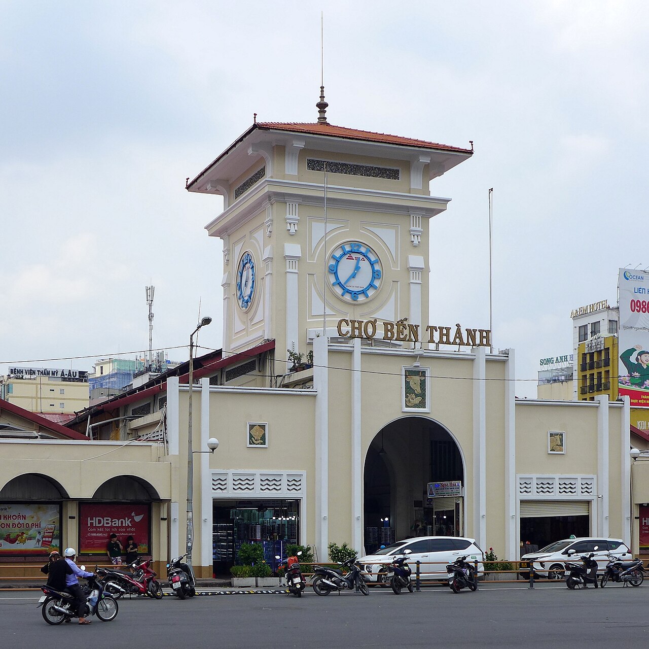 Ben Thanh Market — Saigon's cuisine under one roof - 1