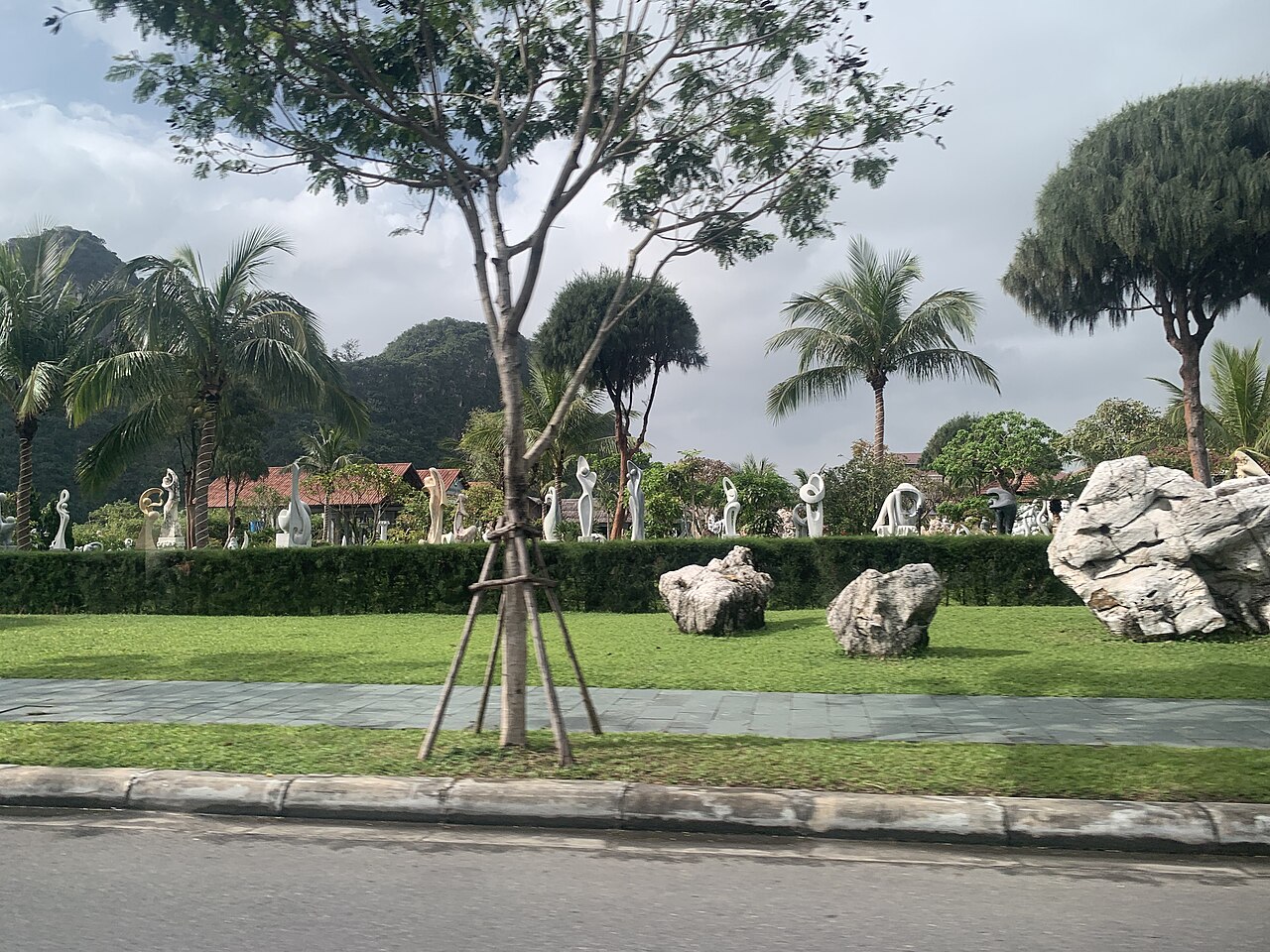 Non Nuoc Stone Carving Village – where cold stone becomes vibrant art. - 4