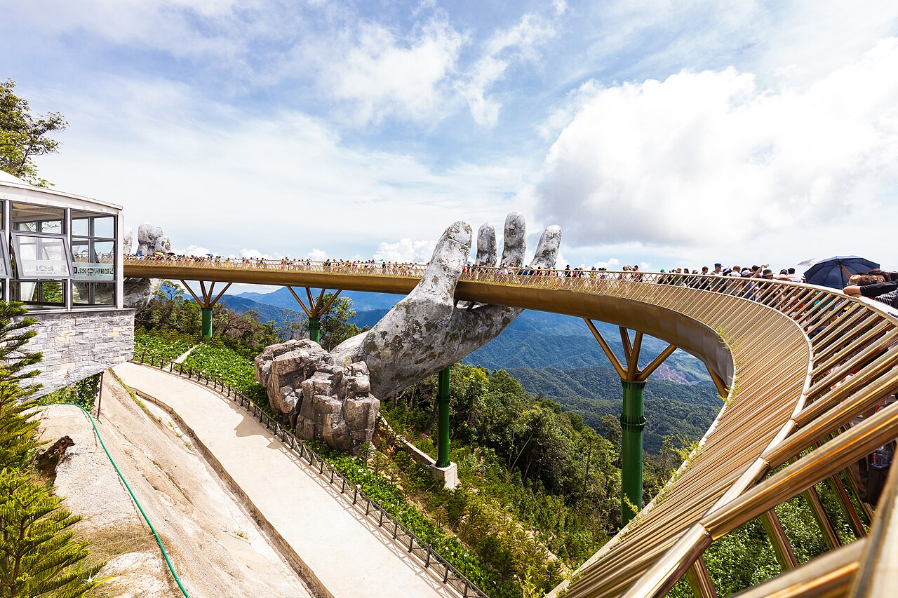 Golden Bridge Ba Na – the stone hands lifting the entire strip of clouds amidst the vast mountains. - ảnh 7
