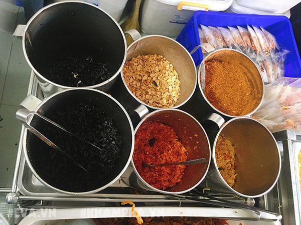 Chú Viên's mixed rice paper – the "empire" of street food on Nguyễn Thượng Hiền in Saigon. - ảnh 5