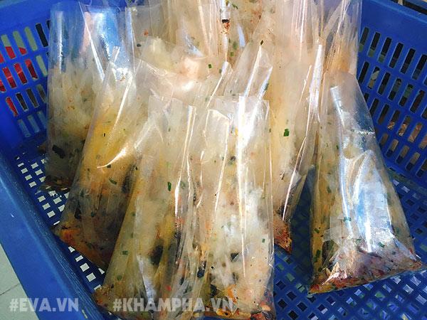 Chú Viên's mixed rice paper – the "empire" of street food on Nguyễn Thượng Hiền in Saigon. - ảnh 9