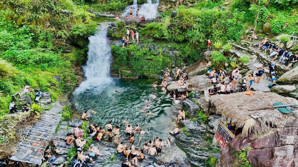 What does Hà Giang have in the summer? - 4