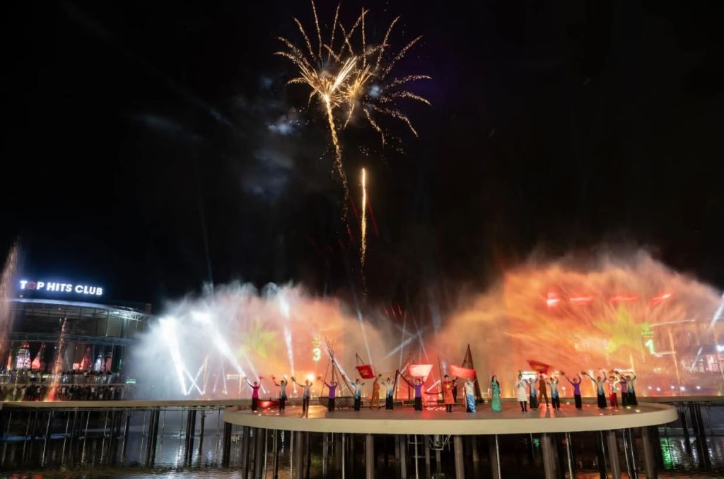 Quang Tri tourism welcomed nearly 500,000 visitors during the April 30 - May 1 holiday. - 1