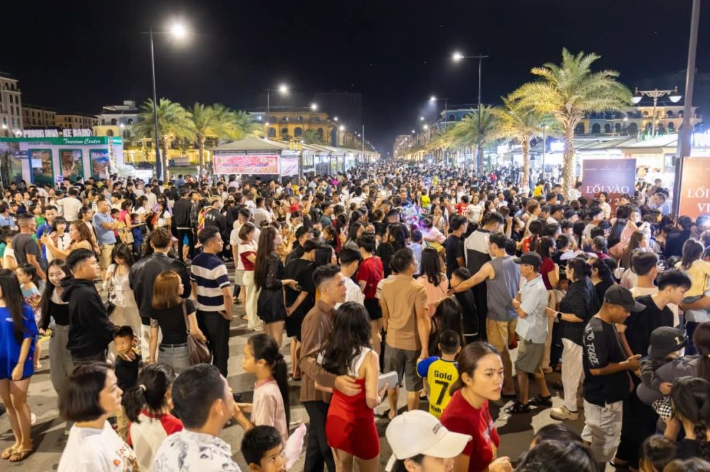 Quang Tri tourism welcomed nearly 500,000 visitors during the April 30 - May 1 holiday. - 2