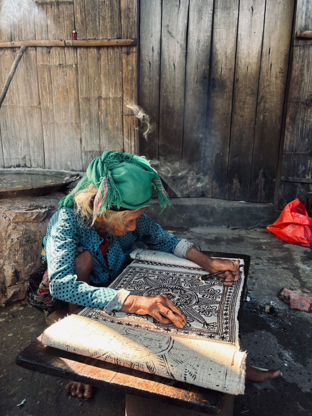 LUNG TAM FLAX WEAVING VILLAGE - A PLACE TO PRESERVE THE BEAUTY OF TRADITIONAL HANDICRAFTS OF THE MONG PEOPLE - 1