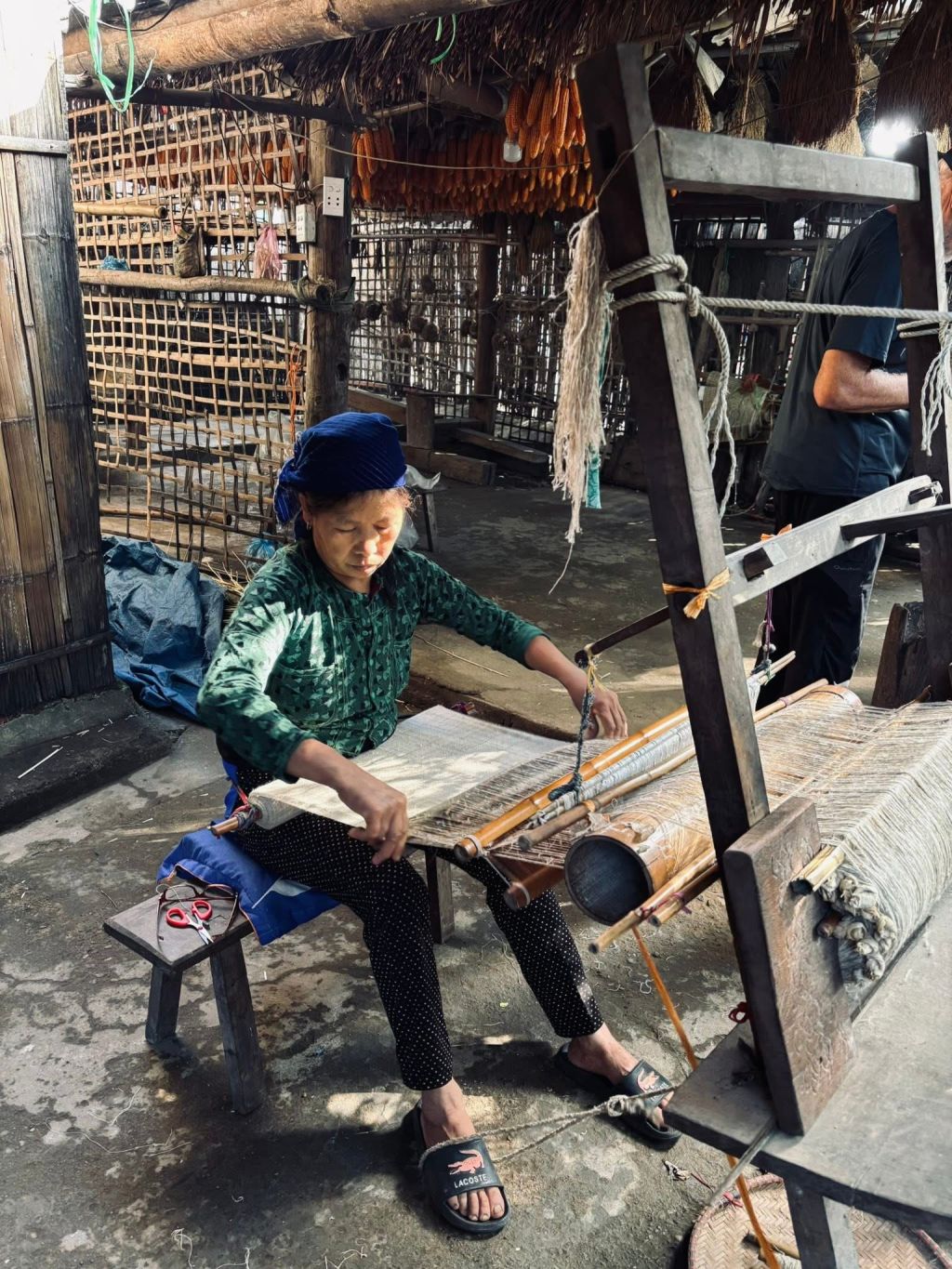 LUNG TAM FLAX WEAVING VILLAGE - A PLACE TO PRESERVE THE BEAUTY OF TRADITIONAL HANDICRAFTS OF THE MONG PEOPLE - 2