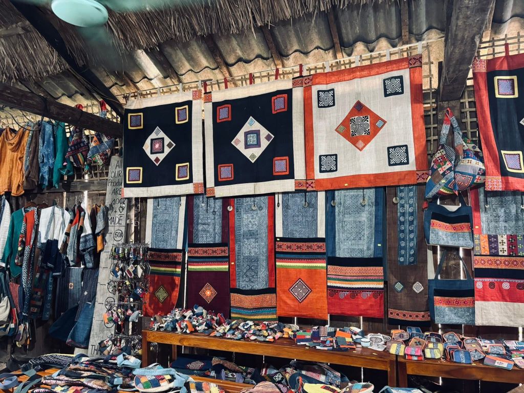 LUNG TAM FLAX WEAVING VILLAGE - A PLACE TO PRESERVE THE BEAUTY OF TRADITIONAL HANDICRAFTS OF THE MONG PEOPLE - 3