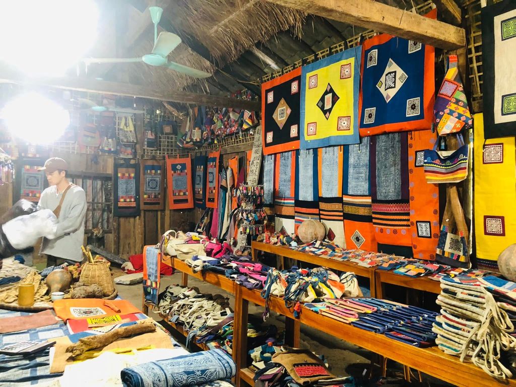 LUNG TAM FLAX WEAVING VILLAGE - A PLACE TO PRESERVE THE BEAUTY OF TRADITIONAL HANDICRAFTS OF THE MONG PEOPLE - 4