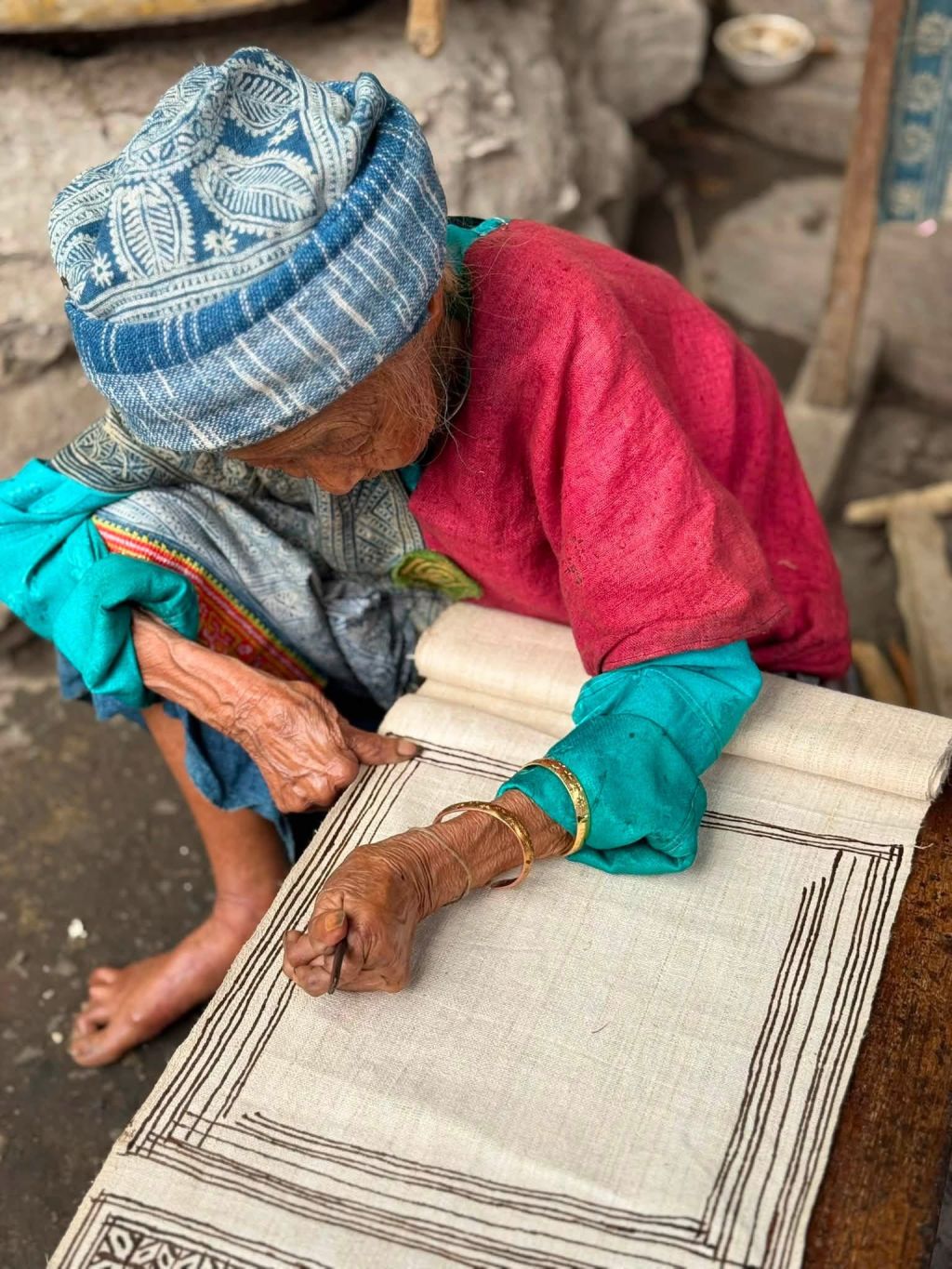 LUNG TAM FLAX WEAVING VILLAGE - A PLACE TO PRESERVE THE BEAUTY OF TRADITIONAL HANDICRAFTS OF THE MONG PEOPLE - ảnh 7