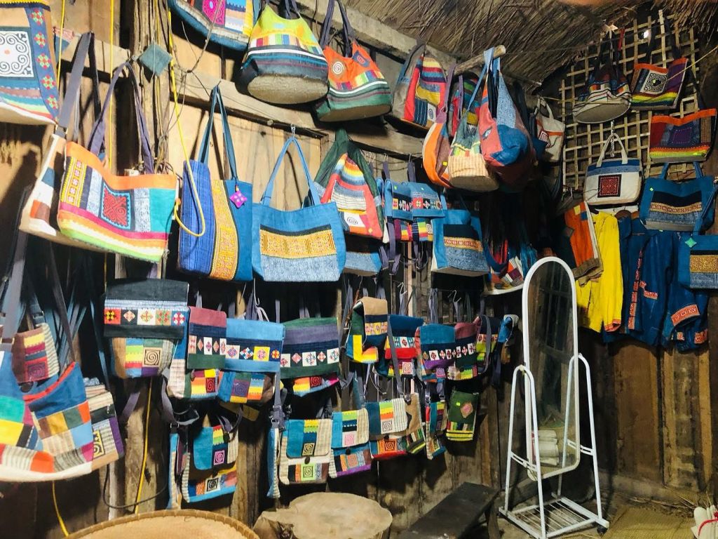 LUNG TAM FLAX WEAVING VILLAGE - A PLACE TO PRESERVE THE BEAUTY OF TRADITIONAL HANDICRAFTS OF THE MONG PEOPLE - ảnh 8