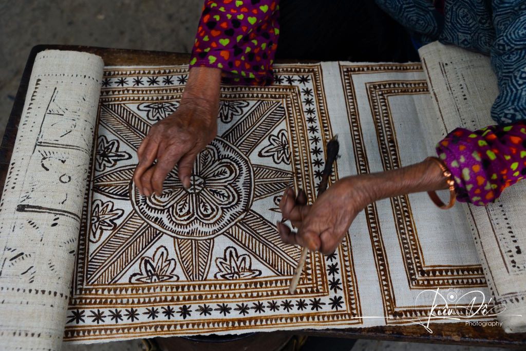 LUNG TAM FLAX WEAVING VILLAGE - A PLACE TO PRESERVE THE BEAUTY OF TRADITIONAL HANDICRAFTS OF THE MONG PEOPLE - ảnh 11