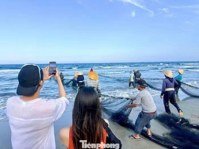 Tourists enjoy watching fishermen catch fish in Da Nang's sea. 🐠🐟🌊 - ảnh 3