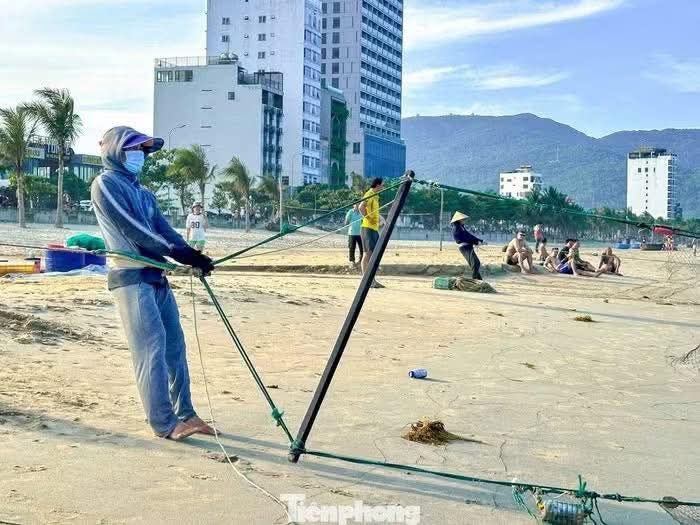 Tourists enjoy watching fishermen catch fish in Da Nang's sea. 🐠🐟🌊 - ảnh 6