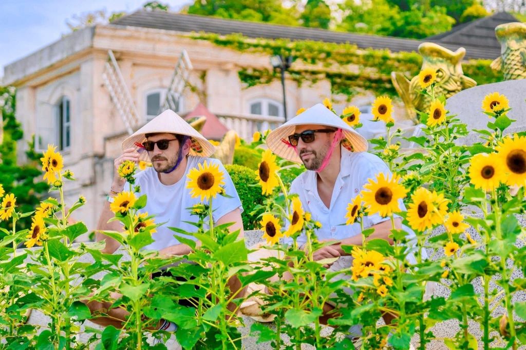 Schedule your trip to Ba Na while the flowers are still in full bloom, because the sunflower season… doesn’t wait for anyone! - 1