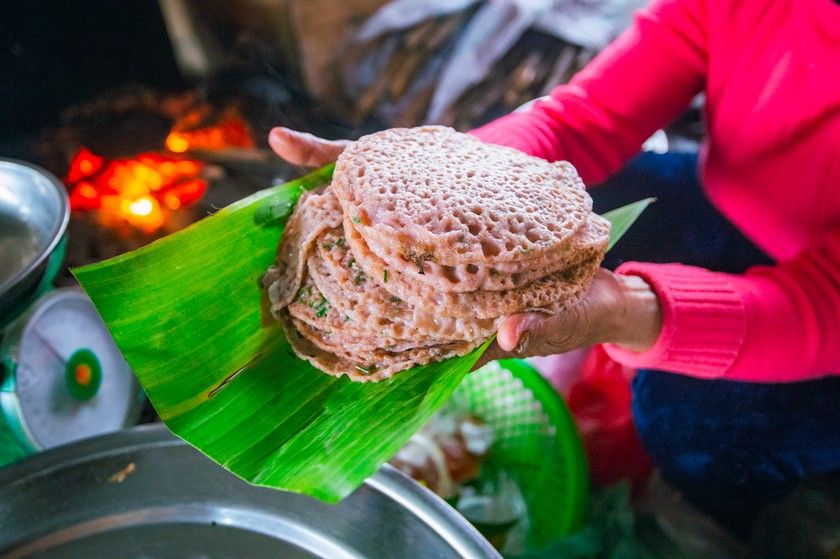 Quang Hoa Pancakes: What Makes Everyone Stop By to Eat? - ảnh 3