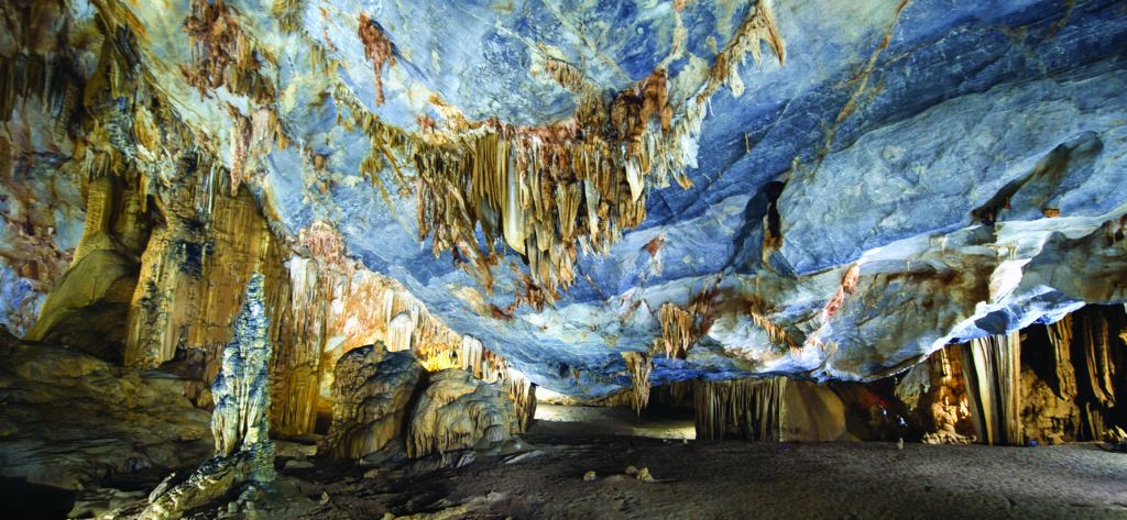 EXPLORE PARADISE CAVE – “THE PALACE WITHIN THE EARTH” IN QUANG BINH - ảnh 2