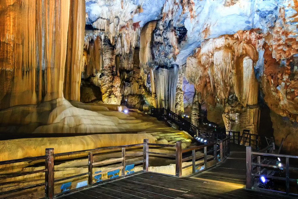 EXPLORE PARADISE CAVE – “THE PALACE WITHIN THE EARTH” IN QUANG BINH - ảnh 5