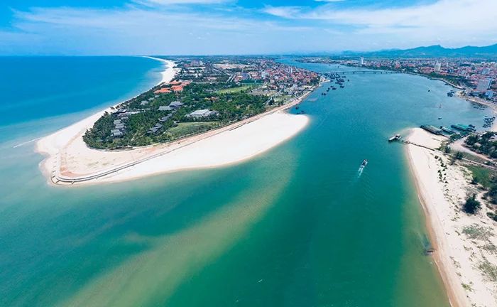Nhat Le – A Beautiful, Gentle Beach That Makes People Want to Stay Longer - ảnh 4
