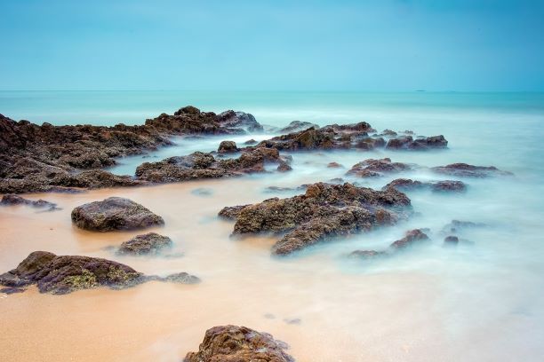 Jumping Stone Beach: A Pristine Check-in Spot That Looks Absolutely Cinematic - ảnh 3