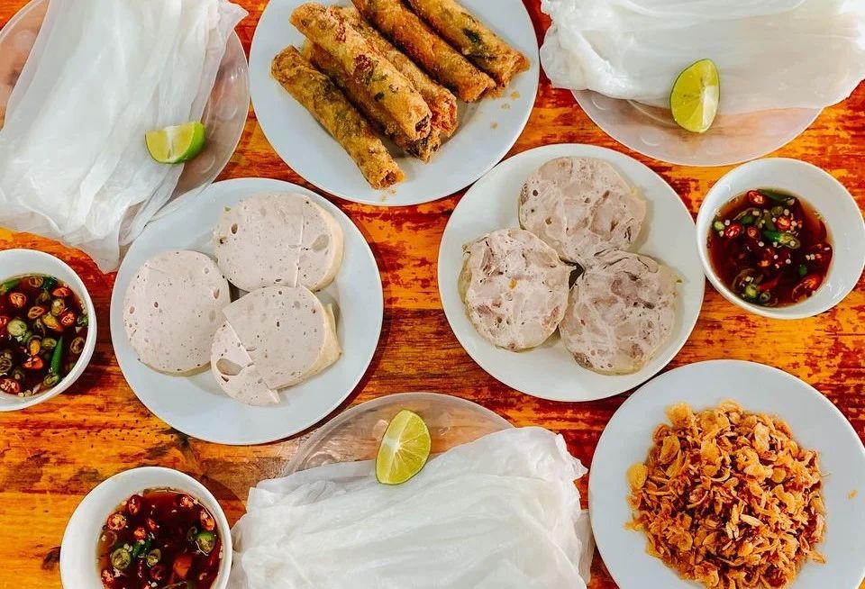 There’s a dish in Quang Binh that looks simple… but after eating one roll, you’ll want to order more right away: Ram Bánh Mướt! - ảnh 2