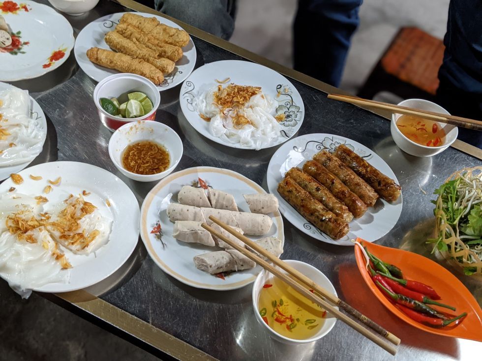 There’s a dish in Quang Binh that looks simple… but after eating one roll, you’ll want to order more right away: Ram Bánh Mướt! - ảnh 4