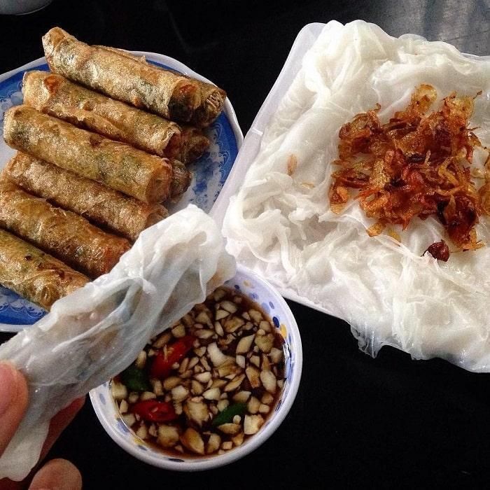There’s a dish in Quang Binh that looks simple… but after eating one roll, you’ll want to order more right away: Ram Bánh Mướt! - ảnh 5