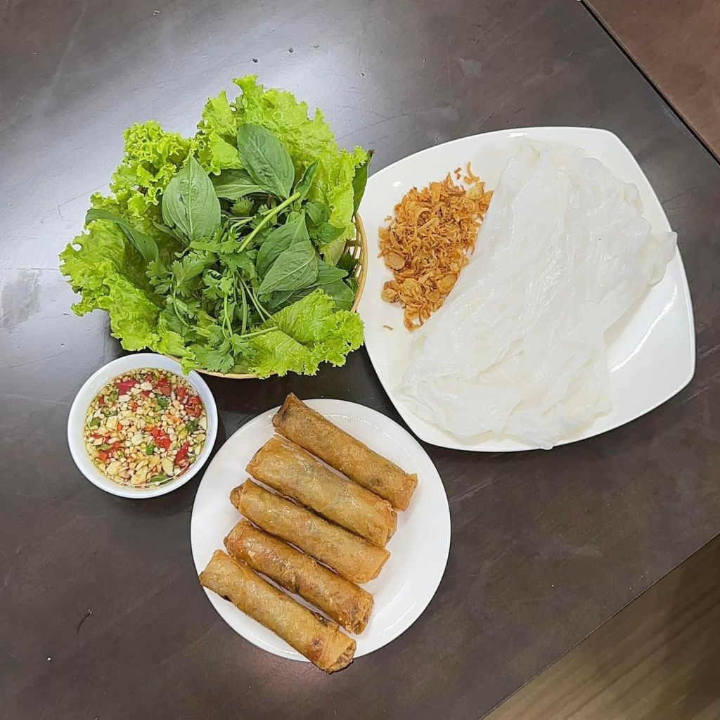 There’s a dish in Quang Binh that looks simple… but after eating one roll, you’ll want to order more right away: Ram Bánh Mướt! - ảnh 7